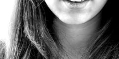 تشقق زوايا الفم: الأسباب والعلاج